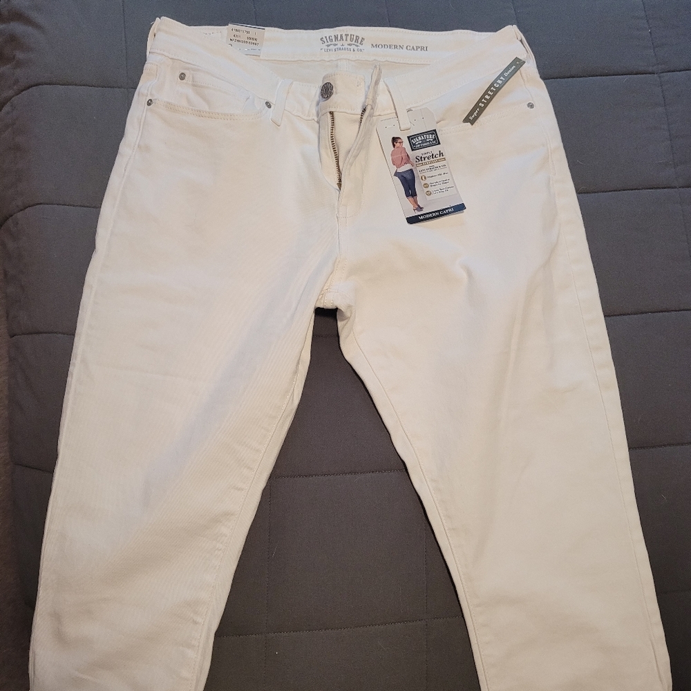 Levi's White Capri pants